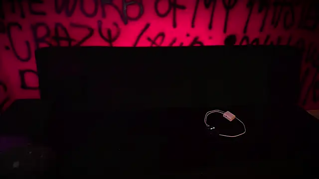 Laura takint online show from 02.26.25