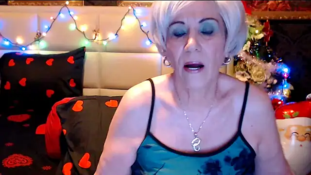 Snapshot of HappyWomanOn chatting on 12.17.24 HappyWomanOn online show from 12.17.24