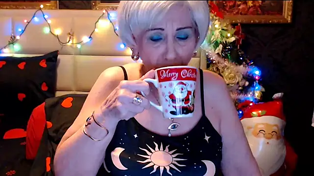 Snapshot of HappyWomanOn chatting on 12.20.24 HappyWomanOn online show from 12.20.24