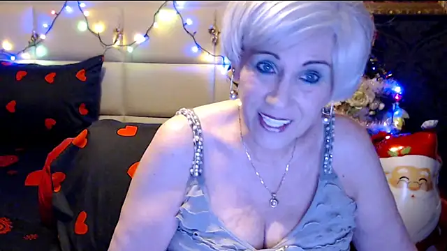 Snapshot of HappyWomanOn chatting on 12.22.24 HappyWomanOn online show from 12.22.24