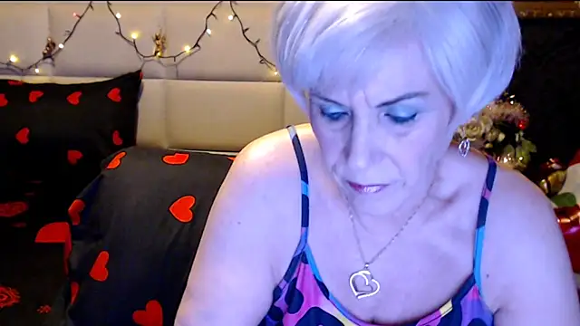 Snapshot of HappyWomanOn chatting on 12.22.24 HappyWomanOn online show from 12.22.24