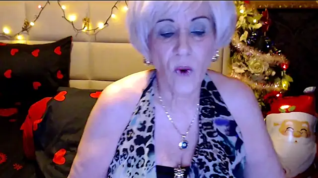 Snapshot of HappyWomanOn chatting on 12.23.24 HappyWomanOn online show from 12.23.24