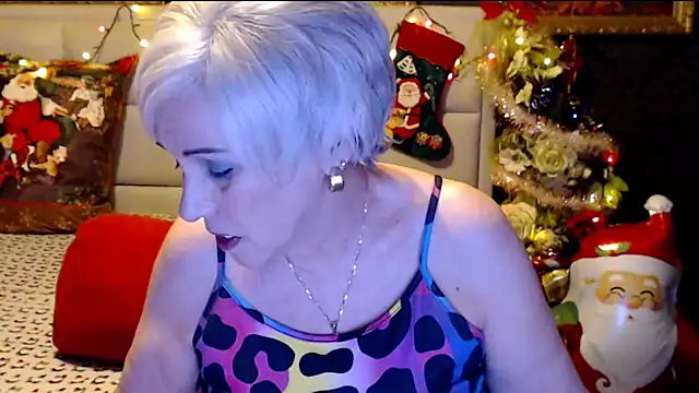 Snapshot of HappyWomanOn chatting on 12.26.24 HappyWomanOn online show from 12.26.24