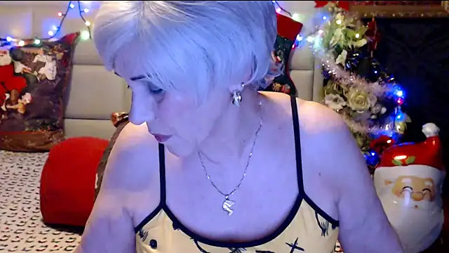 Snapshot of HappyWomanOn chatting on 12.27.24 HappyWomanOn online show from 12.27.24