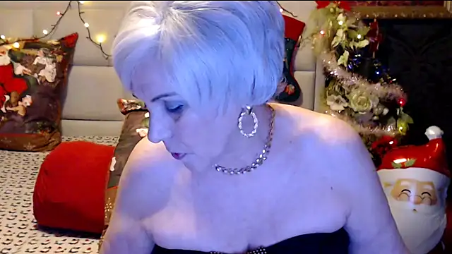 Snapshot of HappyWomanOn chatting on 12.28.24 HappyWomanOn online show from 12.28.24