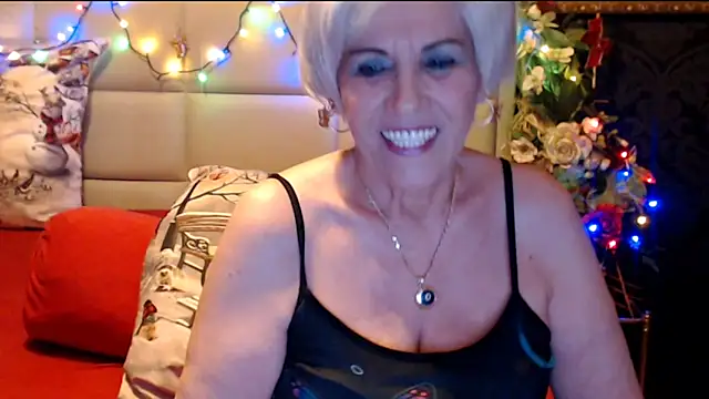 Snapshot of HappyWomanOn chatting on 01.04.25 HappyWomanOn online show from 01.04.25
