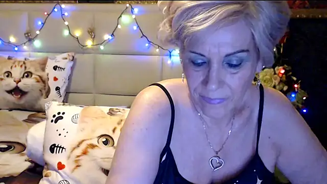Snapshot of HappyWomanOn chatting on 02.01.25 HappyWomanOn online show from 02.01.25