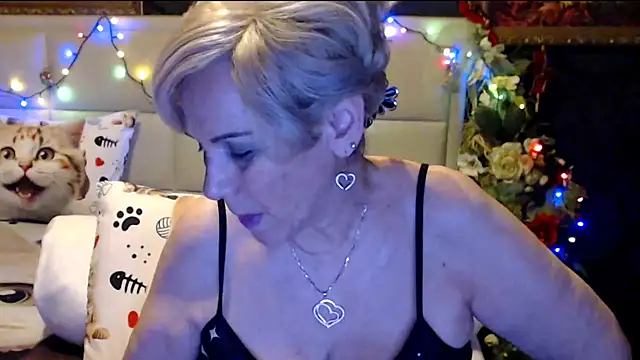 Snapshot of HappyWomanOn chatting on 02.01.25 HappyWomanOn online show from 02.01.25