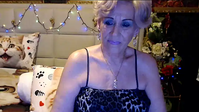 Snapshot of HappyWomanOn chatting on 02.02.25 HappyWomanOn online show from 02.02.25