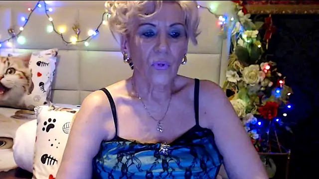 Snapshot of HappyWomanOn chatting on 02.04.25 HappyWomanOn online show from 02.04.25