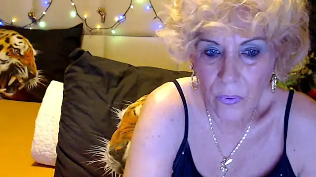 Snapshot of HappyWomanOn chatting on 10.17.25 HappyWomanOn online show from 10.17.25