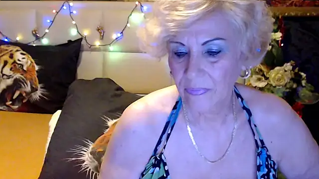 Snapshot of HappyWomanOn chatting on 10.19.25 HappyWomanOn online show from 10.19.25