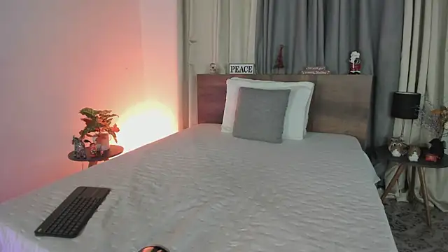 Snapshot of SaraVergara chatting on 12.19.24 SaraVergara online show from 12.19.24