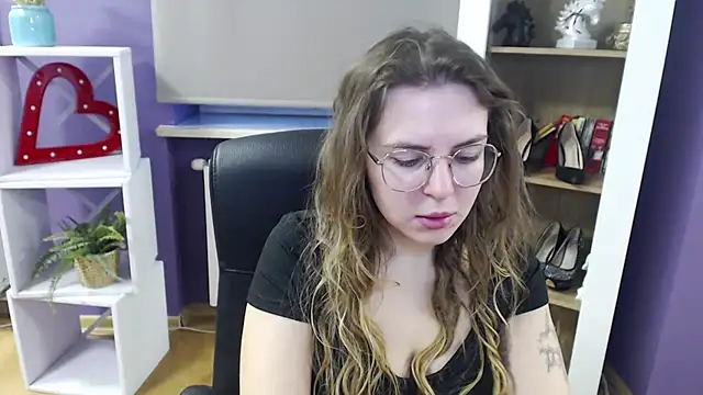 Snapshot of Zoey_Erotic chatting on 03.05.25 Zoey Erotic online show from 03.05.25
