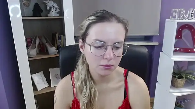 Snapshot of Zoey_Erotic chatting on 09.17.25 Zoey Erotic online show from 09.17.25