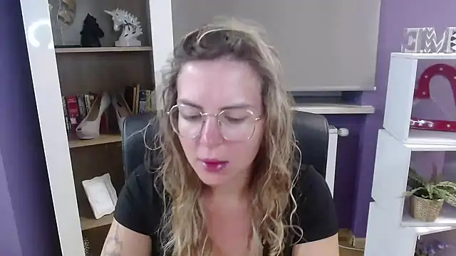 Snapshot of Zoey_Erotic chatting on 09.22.25 Zoey Erotic online show from 09.22.25