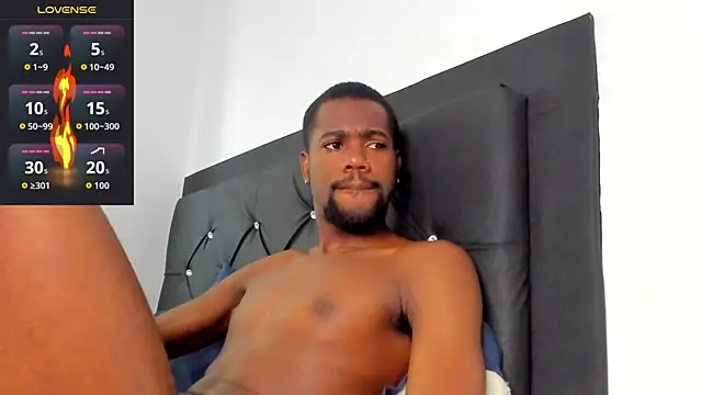 Snapshot of santi_brown chatting on 11.19.25 santi brown online show from 11.19.25