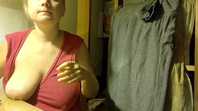 Snapshot of FrumCake chatting on 09.10.25 FrumCake online show from 09.10.25