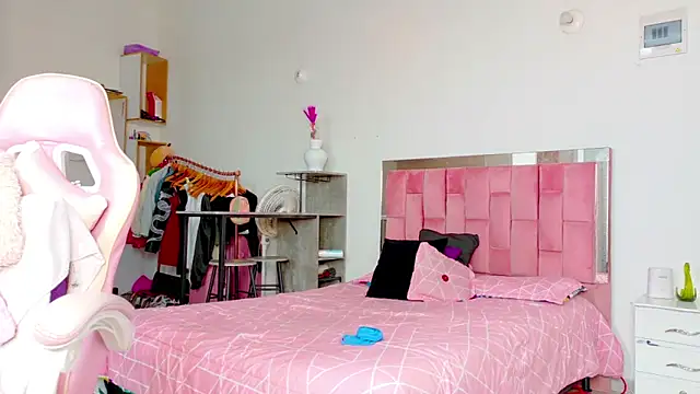 Snapshot of the_queen_aleja chatting on 03.28.26 the queen aleja online show from 03.28.26