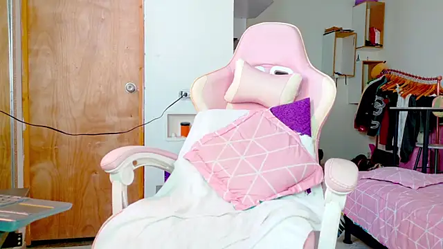 Snapshot of the_queen_aleja chatting on 03.29.26 the queen aleja online show from 03.29.26