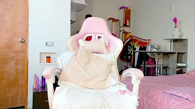 Snapshot of the_queen_aleja chatting on 04.01.26 the queen aleja online show from 04.01.26