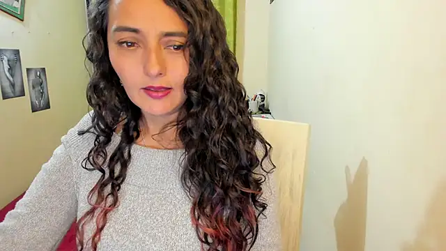 Snapshot of emma_luxy chatting on 01.03.25 emma luxy online show from 01.03.25