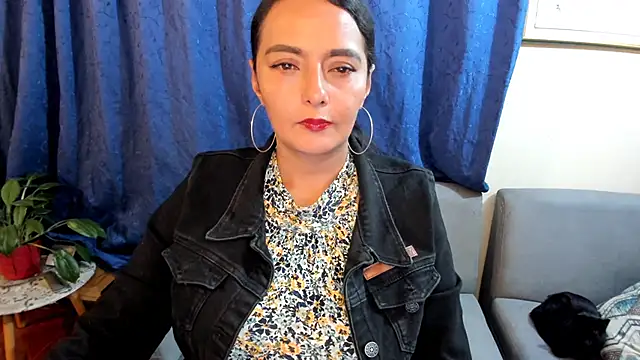 Snapshot of emma_luxy chatting on 01.25.25 emma luxy online show from 01.25.25