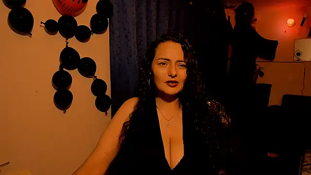 Snapshot of emma_luxy chatting on 10.31.25 emma luxy online show from 10.31.25