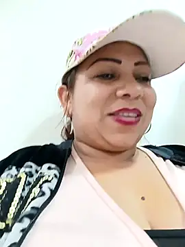 Snapshot of Alyona21 chatting on 02.10.25 Alyona21 online show from 02.10.25