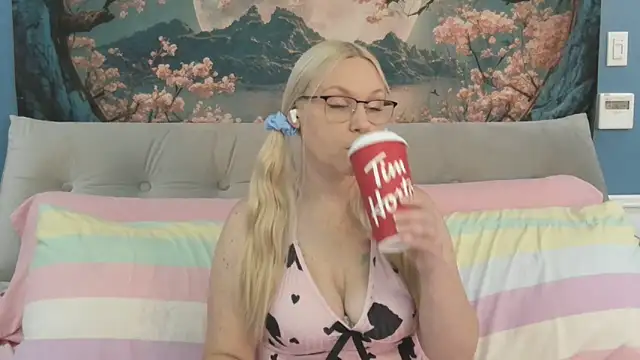 Snapshot of SaraBearXo chatting on 10.03.25 SaraBearXo online show from 10.03.25
