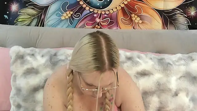 Snapshot of SaraBearXo chatting on 11.18.25 SaraBearXo online show from 11.18.25