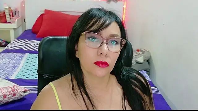 Snapshot of hottplay chatting on 05.17.26 hottplay online show from 05.17.26