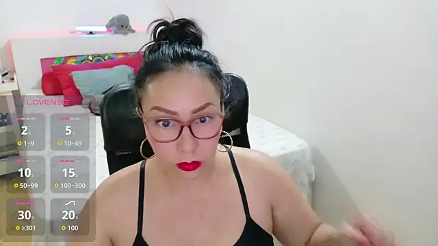 Snapshot of hottplay chatting on 05.22.26 hottplay online show from 05.22.26