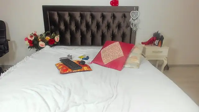 Snapshot of MarciaColins chatting on 10.25.25 MarciaColins online show from 10.25.25