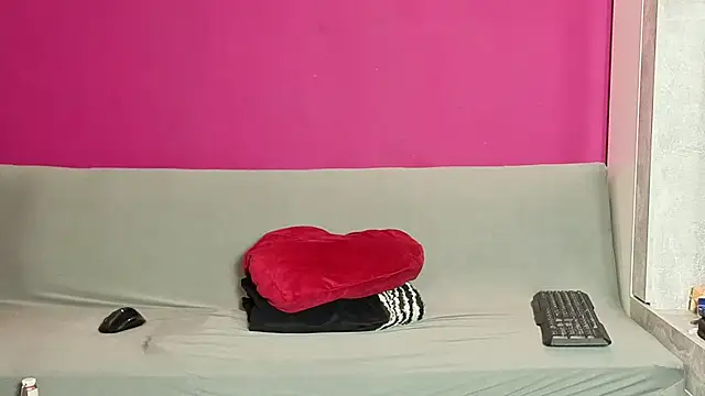 Young Strawberryy online show from 10.18.25