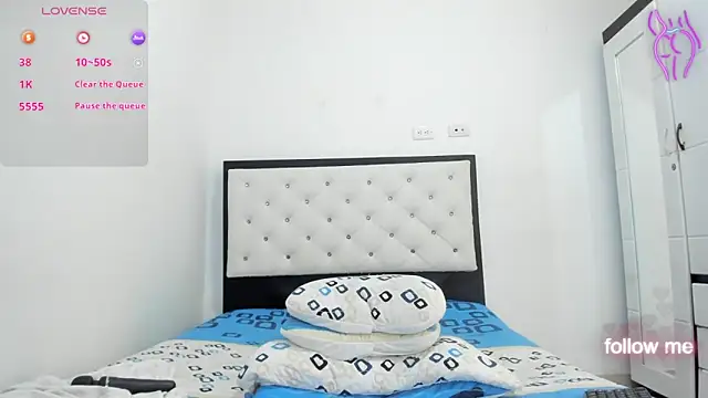 CuteLatinaxx online show from 10.17.25