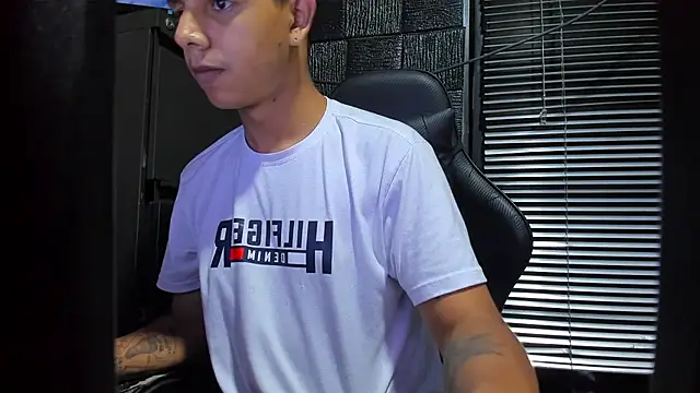 Snapshot of boy_bigcock24cm chatting on 06.11.26 boy bigcock24cm online show from 06.11.26