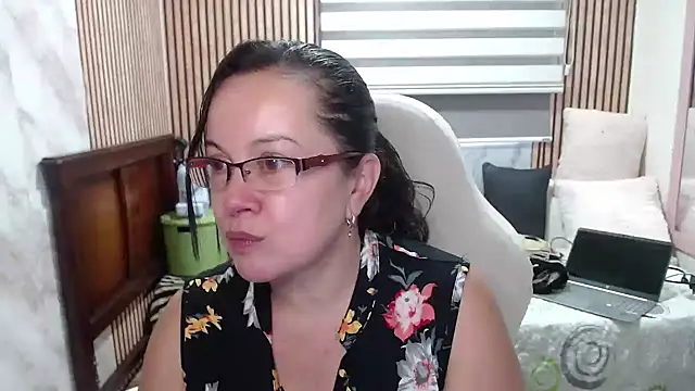 Snapshot of Sonialorens_ chatting on 06.09.26 Sonialorens online show from 06.09.26