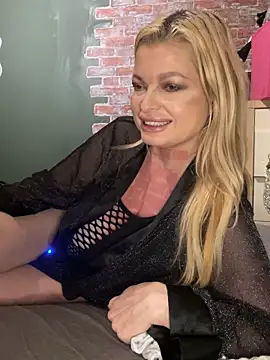 Snapshot of Lisavontease chatting on 09.28.25 Lisavontease online show from 09.28.25