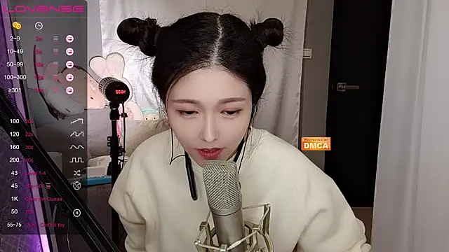 Snapshot of tw_lala chatting on 12.16.24 tw lala online show from 12.16.24