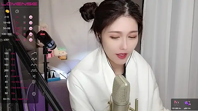 Snapshot of tw_lala chatting on 12.19.24 tw lala online show from 12.19.24