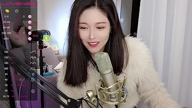 Snapshot of tw_lala chatting on 12.20.24 tw lala online show from 12.20.24