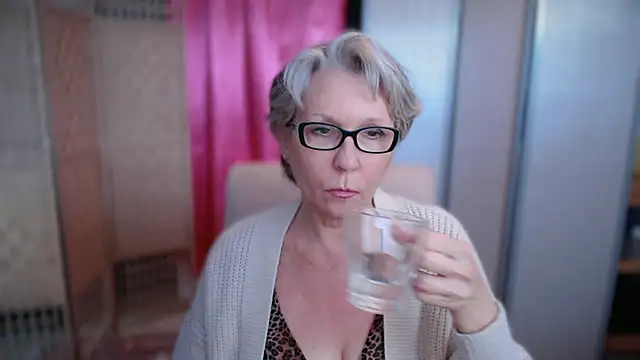 Snapshot of petradaniels chatting on 12.17.25 petradaniels online show from 12.17.25