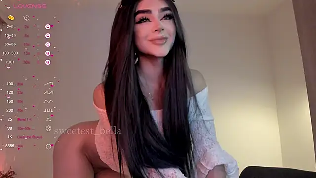 Snapshot of sweetest_bella chatting on 11.08.25 sweetest bella online show from 11.08.25
