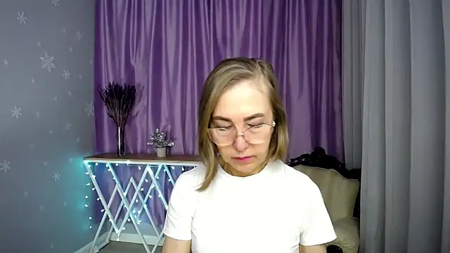 Snapshot of queen_a_n_i chatting on 04.18.26 queen a n i online show from 04.18.26
