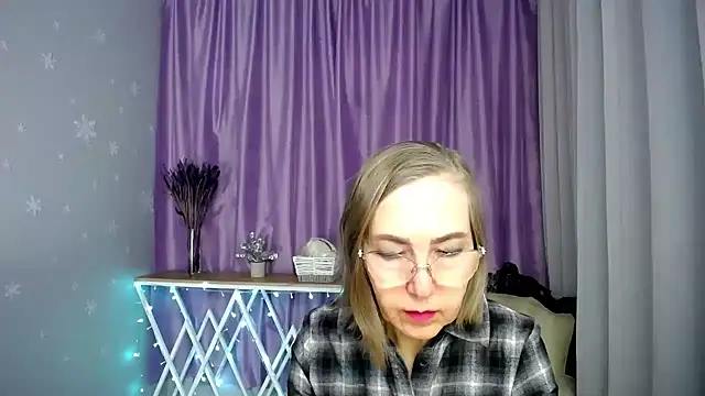 Snapshot of queen_a_n_i chatting on 04.21.26 queen a n i online show from 04.21.26