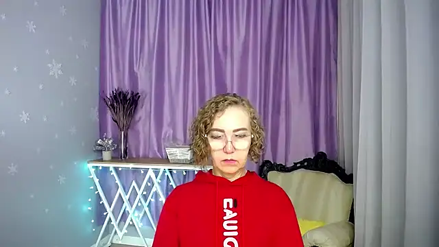 Snapshot of queen_a_n_i chatting on 06.18.26 queen a n i online show from 06.18.26