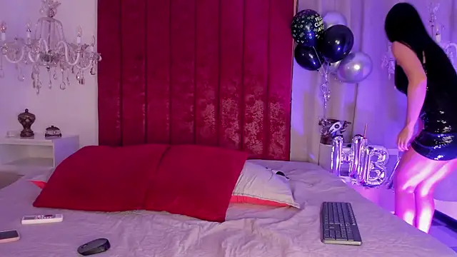 Snapshot of Selenee- chatting on 12.18.25 Selenee- online show from 12.18.25