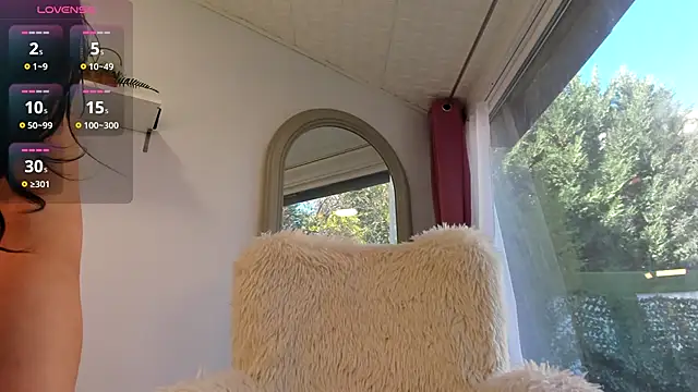 Naila18 online show from 10.31.25