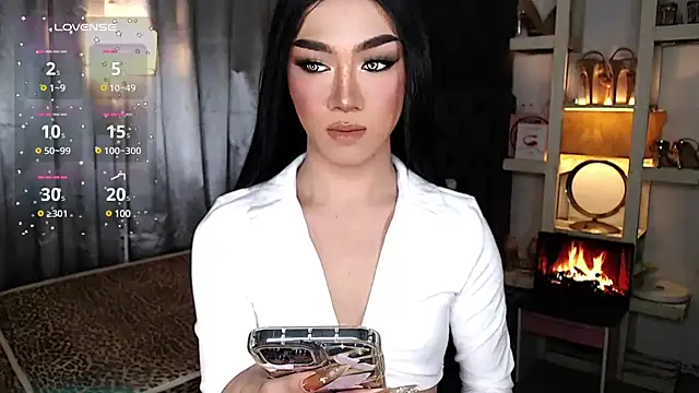 Snapshot of Local_Hoelyx chatting on 12.12.24 Local Hoelyx online show from 12.12.24